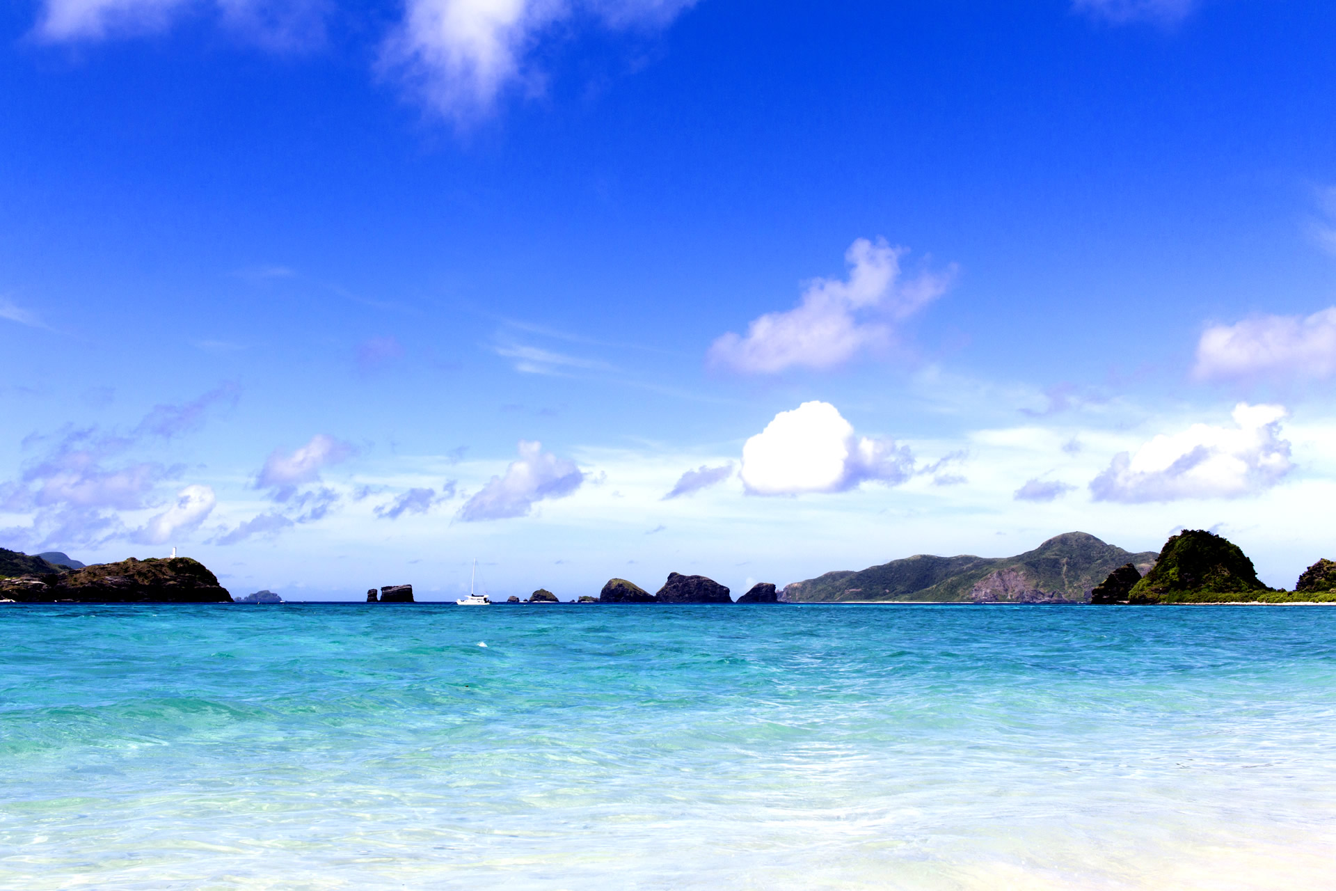 真っ白なコーラルサンドと透明なブルーが続く沖縄県座間味村　古座間味ビーチ　