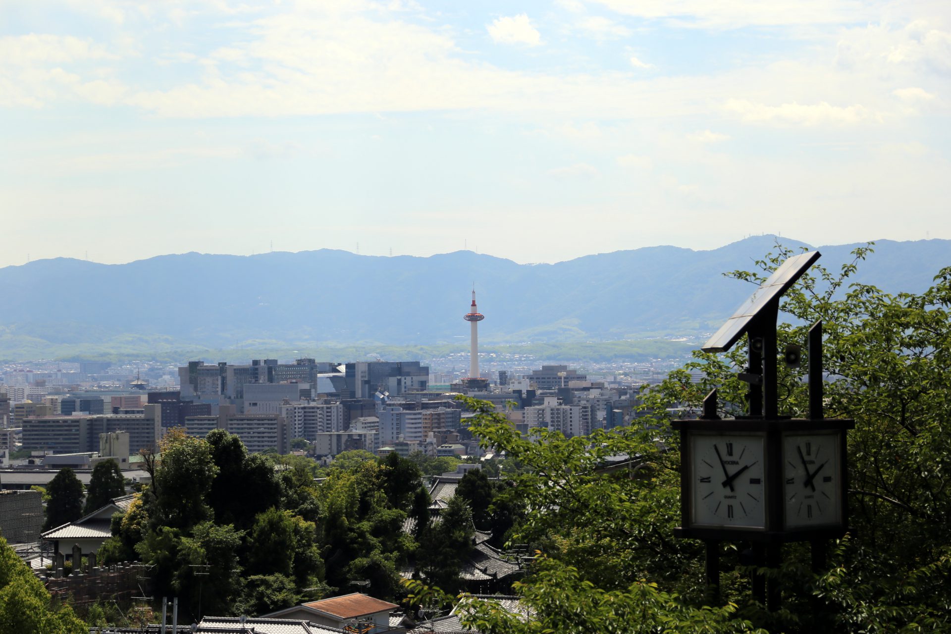 京都・清水寺仁王門前広場から望む「京都タワー」