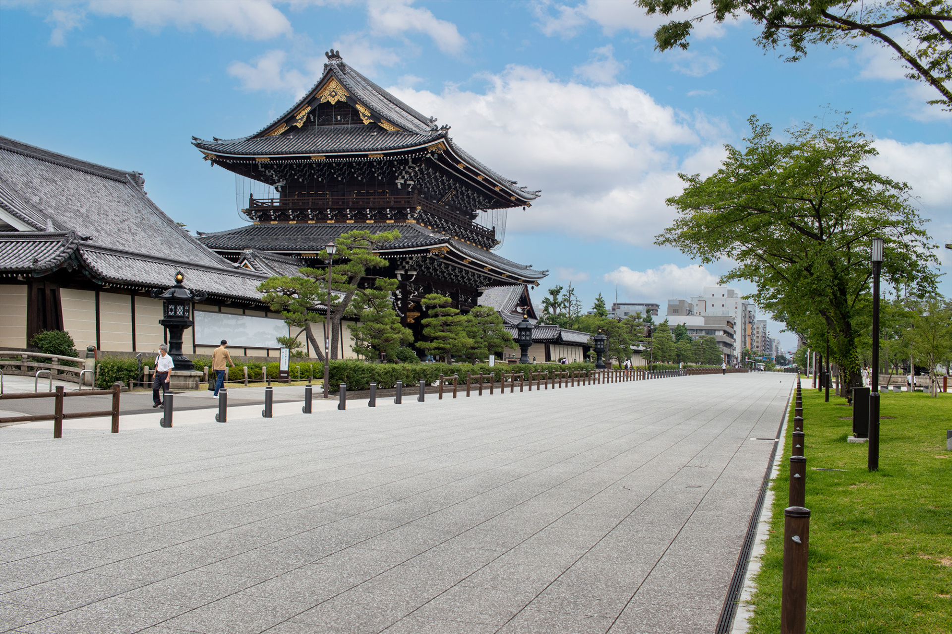 慶讃法要に先立つ3月24日（金）16時。 東本願寺の御影堂門前に京都市初の「市民緑地」がオープンしました。 京都駅から徒歩5分。緑が美しく、開放的な空間に生まれ変わった市民緑地は、地域に開かれた門前として、地元の方のみならず、京都を訪れる旅行者にとっても思い思いにくつろげる憩いの場になることでしょう。 慶讃法要の期間中、平日はキッチンカーが出店。土日はさまざまなご縁が集うマルシェを開催予定。お子様も楽しめるよう㈱ボーネルンドの遊具も設置されます。 京都の新たなランドマークに、ぜひ遊びに来てください！