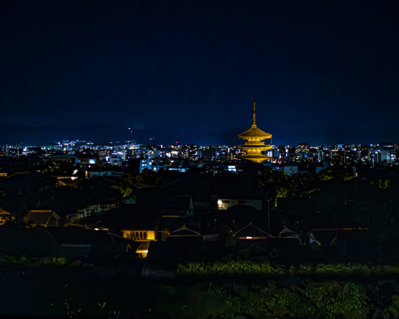 高台寺桝屋町から法観寺五重塔（八坂の塔）と京都市内の夜景