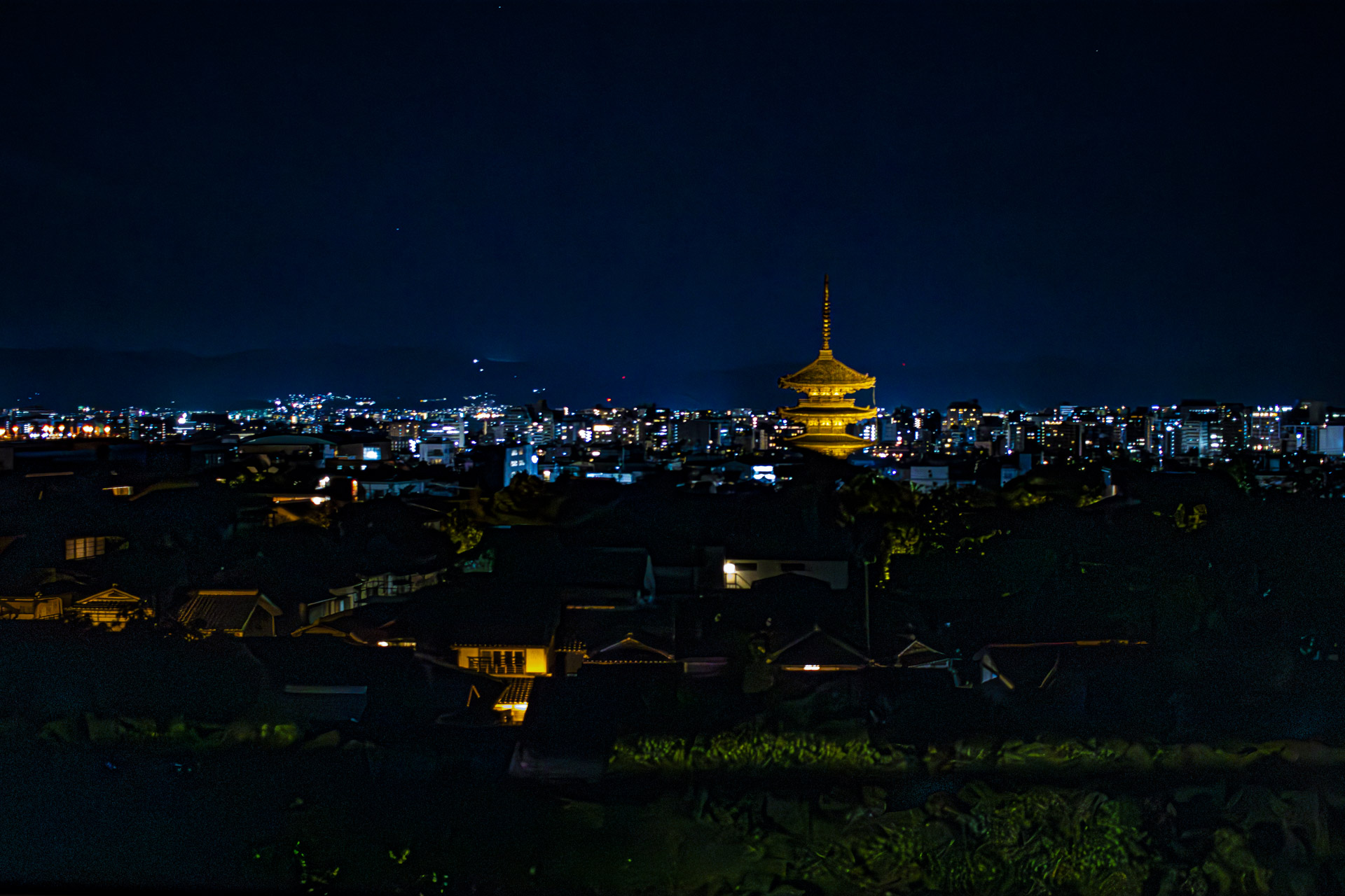 高台寺桝屋町から法観寺五重塔（八坂の塔）と京都市内の夜景