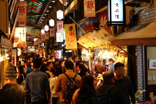 京の台所、400年の歴史「錦市場」